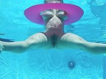 Hot babe masturbating Under water 