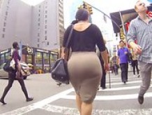Very big ass on the street