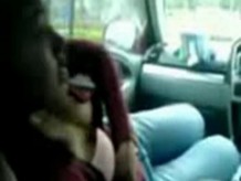Masturbación con la mano malayo dentro del coche