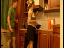 Сын соблазнил мать и трахнул на кухонном полу