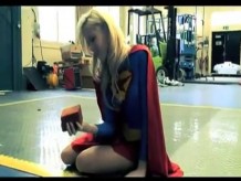 superheroína supergirl batallas y defensa