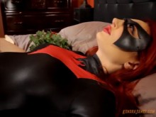 La superheroína Batgirl se convirtió en la esclava sexual de Poison Ivy