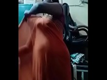 Swathi naidu sexy y romántica seduciendo en sari naranja