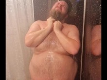 Chico escocés se da una ducha