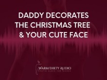 Papá decora el árbol de Navidad y tu linda cara