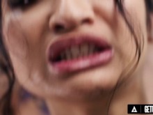 DE CERCA - La pequeña Avery Black recibe CREAMPIE durante un ardiente sexo de pie con el semental colgado Jayden Marcos