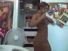 Perreo - chica sexy bailando en tanga