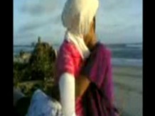 velo travieso niña indonesia en la playa