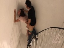 Dos jóvenes cachondos follan en las escaleras de un edificio