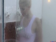 Bañera de hidromasaje y ducha camiseta mojada