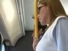 Gran culo rubio adolescente tocado en un autobús pt1