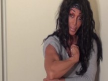 Flexión de bíceps sexy con la leyenda del culturismo femenino LDR