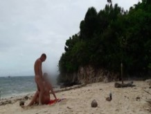 Sexo caliente en una playa escondida de una pequeña isla !!!