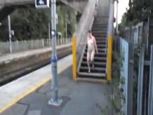 Aficionado maduro caminando desnudo en público