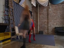 Superheroína Supergirl lucha contra el mal