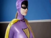 superheroína batgirl hipnotizada y tur