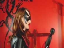 Batwoman derriba a la muñeca del diablo