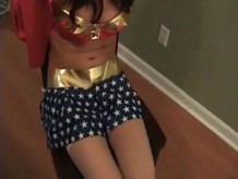 La superheroína Wonder Woman capturada Boun
