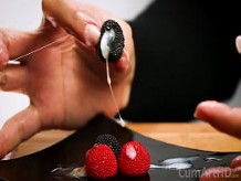 cfnm masturbación con la mano Cum en dulces bayas Semen en la comida 3