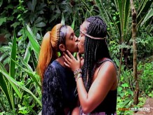 Las reinas de la fiesta de ébano se besan al aire libre en un festival de música africana