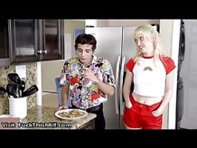 Video porno de masturbación con la mano con Emily Willis y Chloe Cherry