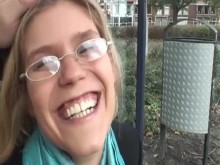 Net69 - La rubia holandesa caliente con gafas disfruta de los dedos en el coño y del sexo anal duro