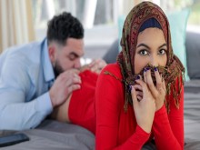 Hunk Step Brother enseña a la inexperta hermanastra Maya Farrell cómo satisfacer a un hombre - Hijab Hookup