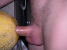 Chico cachondo follando un melón jugoso mientras gime hasta recibir creampie - 4K