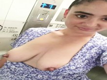 Un extraño me mira en el ascensor mientras me masturbo y embisto un juguete sexual