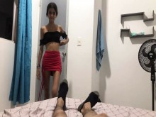 Mi hermanastra sexy entra a mi habitación y me descubre masturbándome y me ofrece su ayuda