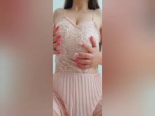 Jovencita con vestido rosa jugando con sus grandes tetas frente a la cámara - DepravedMinx