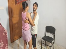 Desi ama de casa india se siente tímida mientras tiene sexo por primera vez