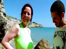 Ella le da a kevin white sexo anal y una mamada en la playa