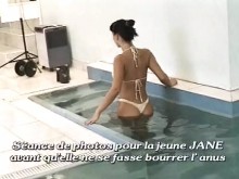 Muñeca francesa caliente enculada y facializada en la piscina