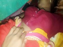 India caliente mallu tía presionando tetas