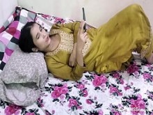 Vídeo porno caliente de una pareja real desi que tiene sexo romántico después del matrimonio