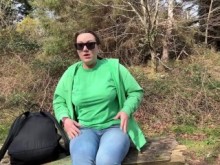 Jeans de humectación pública desesperada en la chica en el banco del parque