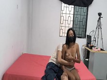 El hijastro y el hijastros tienen una relación romántica mientras estudian. Luego, ambos comienzan un juego tentador lleno de pasión mientras se tocan sensualmente.