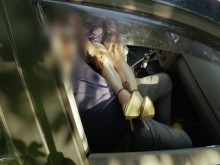 Ella invita al voyeur a su auto, él la recordará toda su vida.