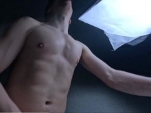 Fpov Un hombre caliente te empuja hacia la cama, extiende las piernas y comienza a follarte apasionadamente