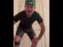 Impresión de polla en pantalones de chándal gris: Horney Madury Man después del entrenamiento.