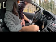 ¡Un extraño en el bosque me atrapa masturbándome en mi auto!
