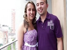 Las parejas aficionadas colombianas deciden aventurarse como actores porno. Ella chupa la polla, tiene un culo latino y le encanta correr en su rostro
