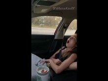 Tocando a mi niña en el carril rápido mientras se acumula la presión ... Orgasmo público en la carretera ????????????
