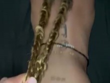 A la nena de ébano sexy corta le encanta el cabello tirando de retroceso profundo y rápido