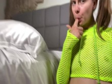 La adolescente de la boca grande chupa la polla grande - fetiche dental gag - Jamie Stone
