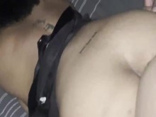 Nena de falda de cuero golpeada por gran polla negra