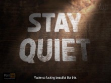 Quédate en silencio, ella está hablando por teléfono: un juego de rol de audio tabú sobre padrastro