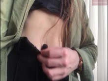 Después del trabajo estoy cachonda quiero relajar mis bragas apretando mi clítoris