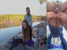 Sexo sobre una piel de reno junto a un lago en el bosque - RosenlundX - 60fps